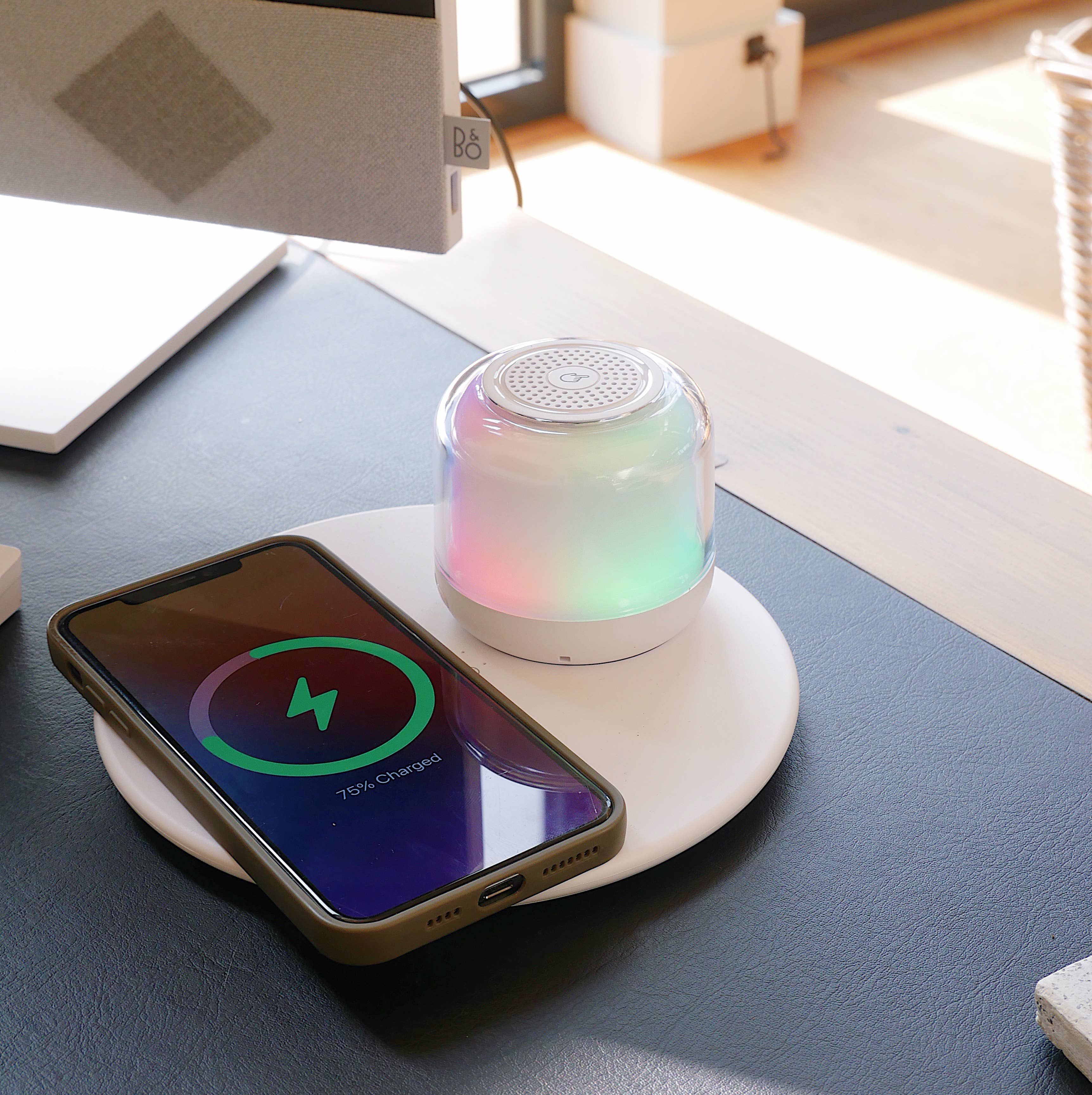 Steepletone  CHARGE & PLAY - Wireless Charger & Bluetooth Speaker